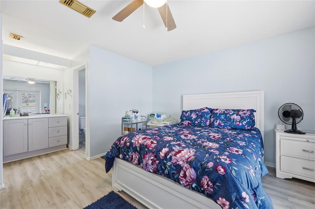 Activo con contrato: $385,000 (4 camas, 2 baños, 1775 Pies cuadrados)