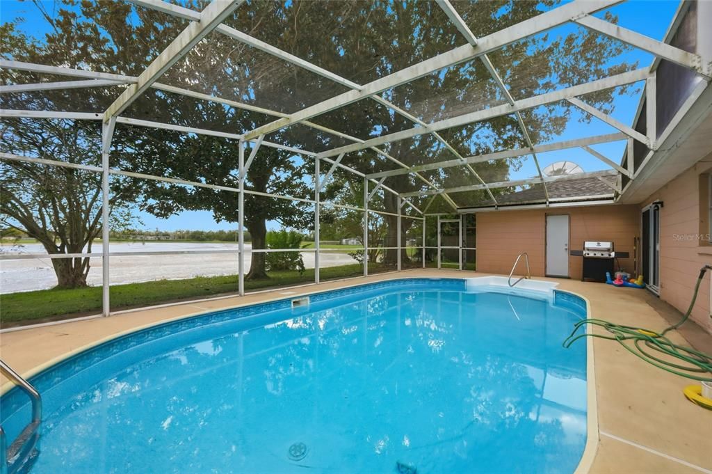 Activo con contrato: $385,000 (4 camas, 2 baños, 1775 Pies cuadrados)