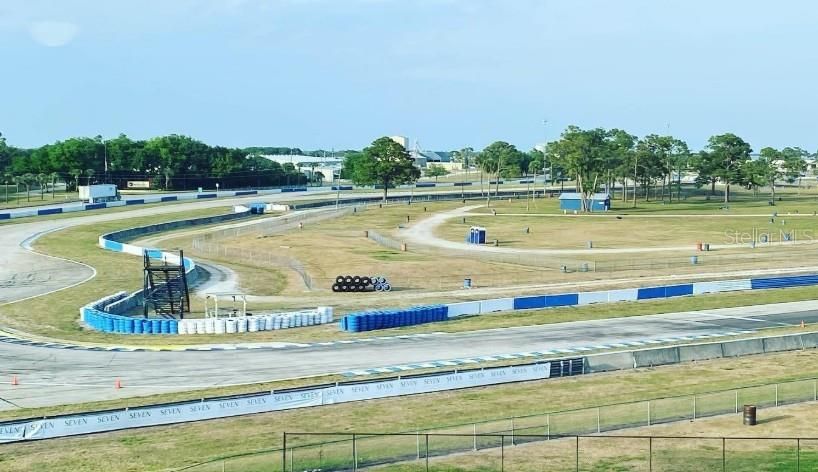 На продажу: $32,000 (0.42 acres)