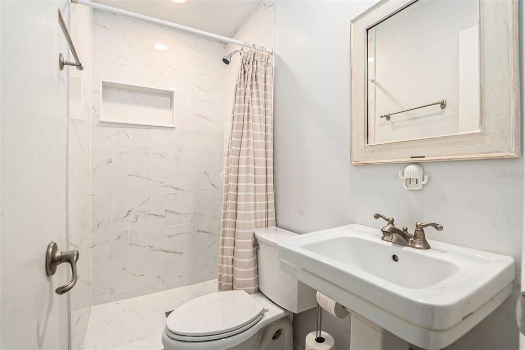 合同活跃: $599,000 (4 贝兹, 3 浴室, 2335 平方英尺)