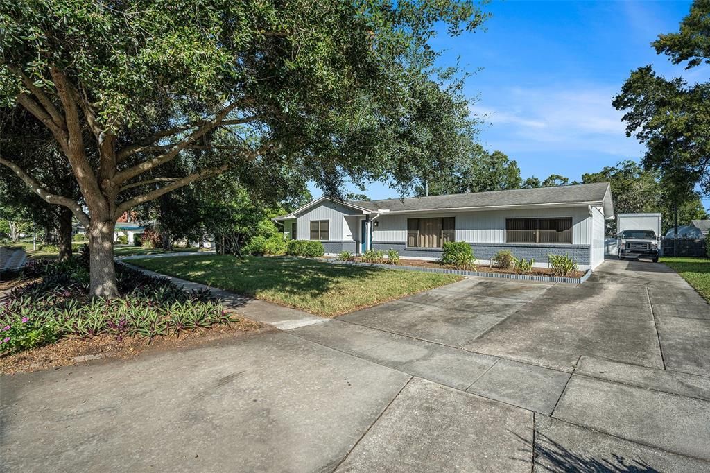 合同活跃: $599,000 (4 贝兹, 3 浴室, 2335 平方英尺)