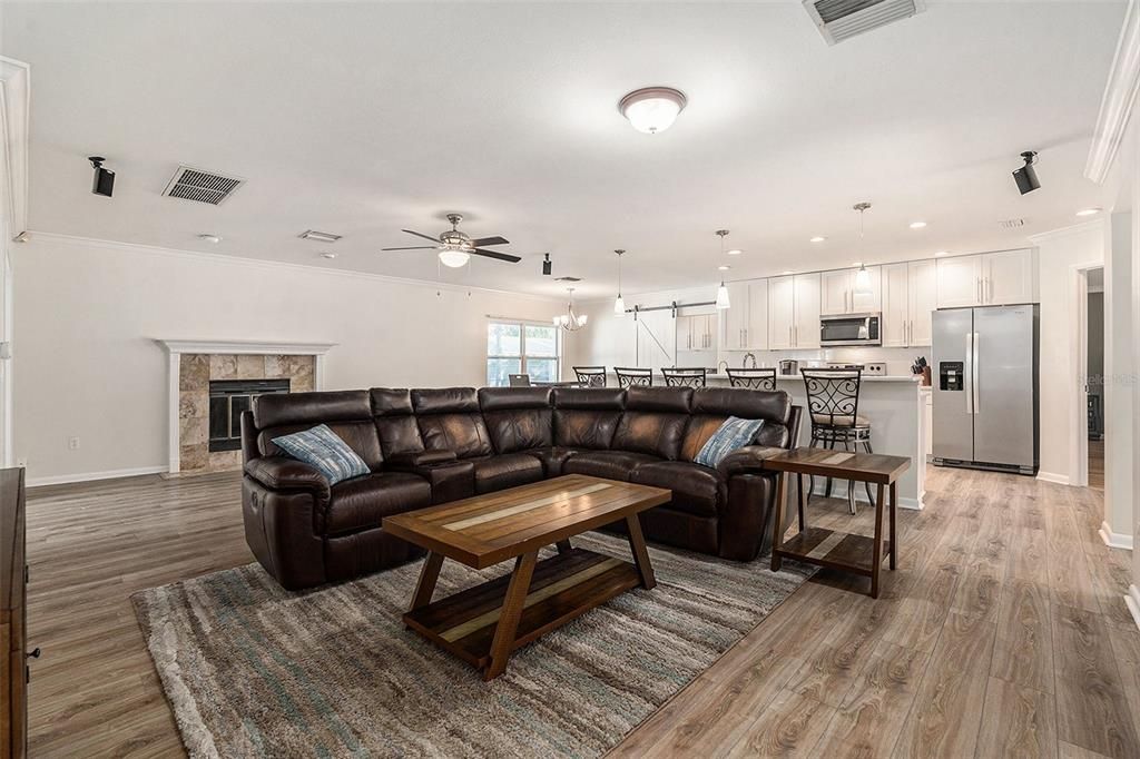 合同活跃: $599,000 (4 贝兹, 3 浴室, 2335 平方英尺)