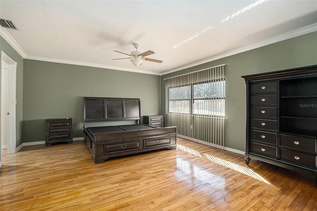 合同活跃: $599,000 (4 贝兹, 3 浴室, 2335 平方英尺)