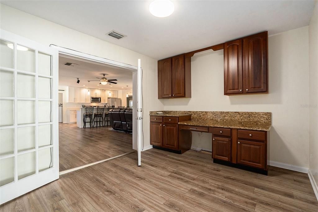 合同活跃: $599,000 (4 贝兹, 3 浴室, 2335 平方英尺)