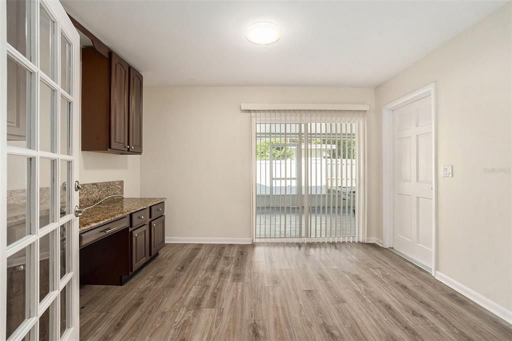 合同活跃: $599,000 (4 贝兹, 3 浴室, 2335 平方英尺)