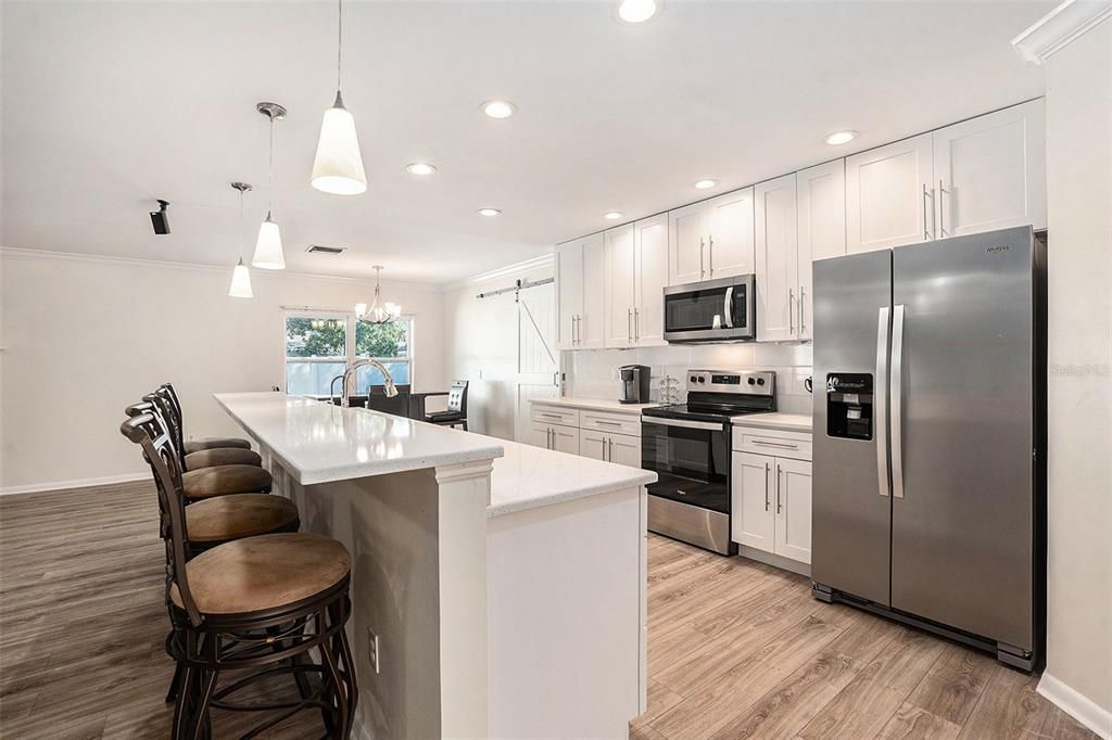 合同活跃: $599,000 (4 贝兹, 3 浴室, 2335 平方英尺)