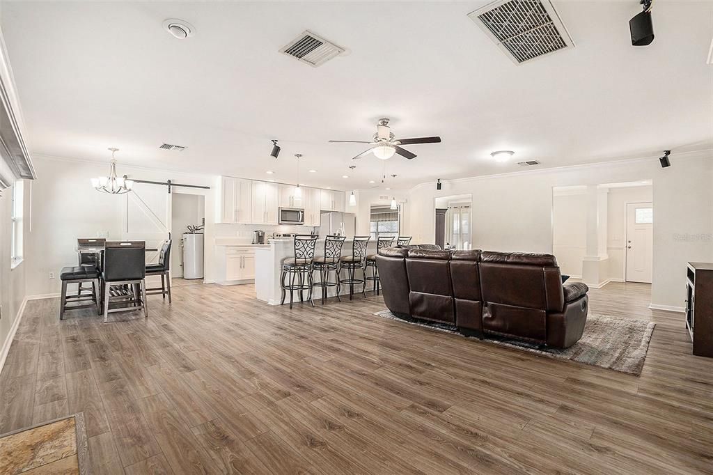 合同活跃: $599,000 (4 贝兹, 3 浴室, 2335 平方英尺)