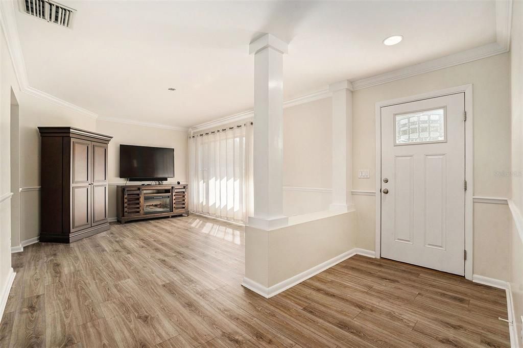 合同活跃: $599,000 (4 贝兹, 3 浴室, 2335 平方英尺)