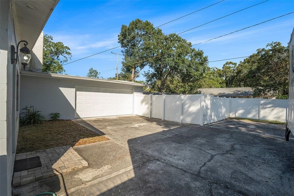 合同活跃: $599,000 (4 贝兹, 3 浴室, 2335 平方英尺)