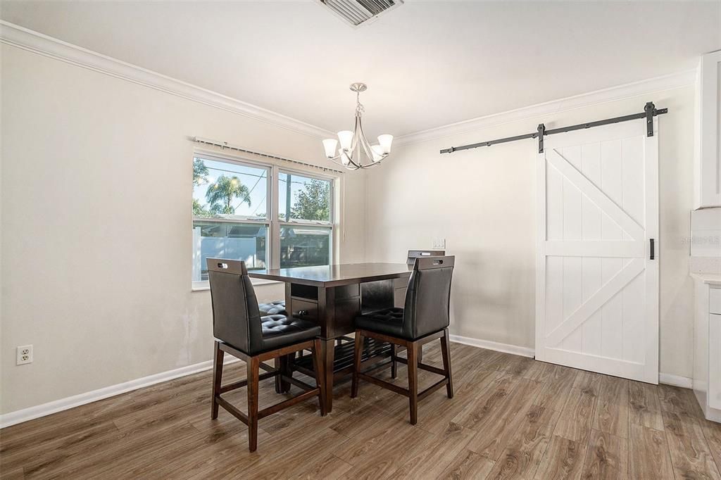 合同活跃: $599,000 (4 贝兹, 3 浴室, 2335 平方英尺)