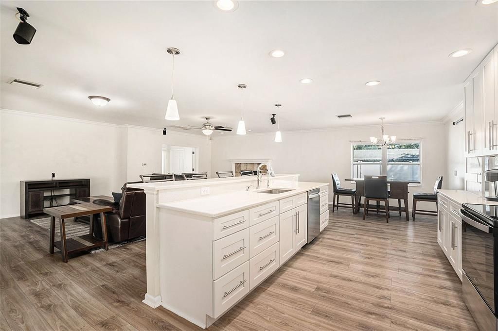 合同活跃: $599,000 (4 贝兹, 3 浴室, 2335 平方英尺)