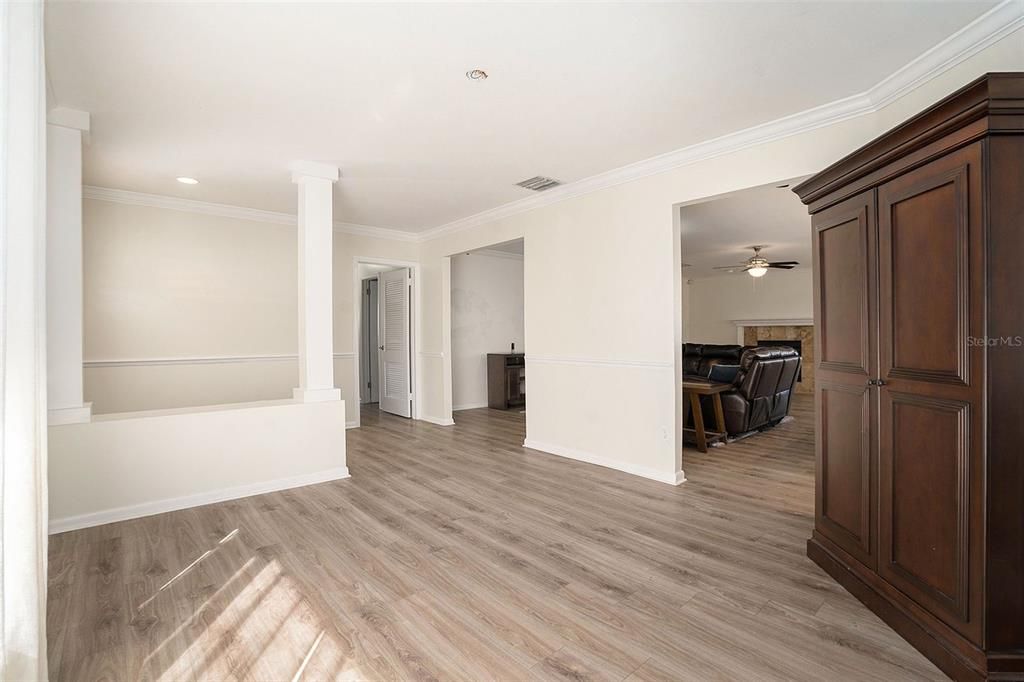 合同活跃: $599,000 (4 贝兹, 3 浴室, 2335 平方英尺)