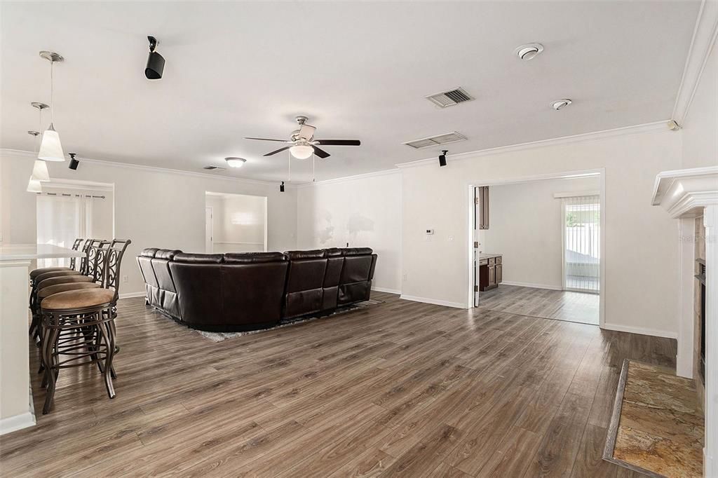 合同活跃: $599,000 (4 贝兹, 3 浴室, 2335 平方英尺)