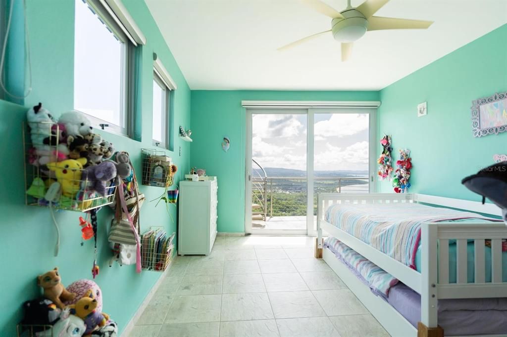 En Venta: $1,950,000 (5 camas, 3 baños, 2005 Pies cuadrados)