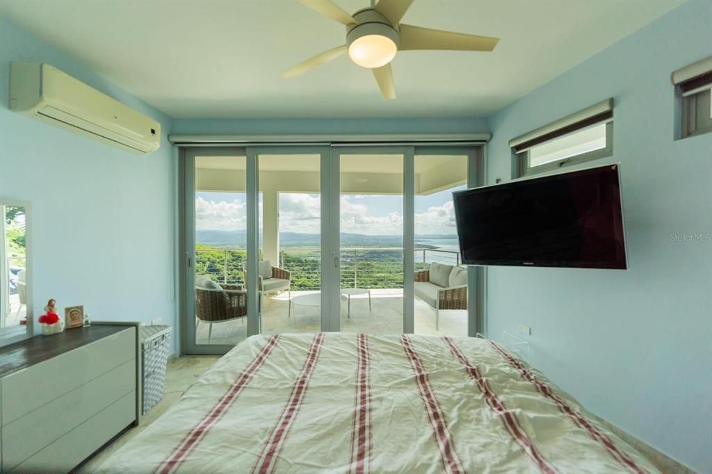 En Venta: $1,950,000 (5 camas, 3 baños, 2005 Pies cuadrados)