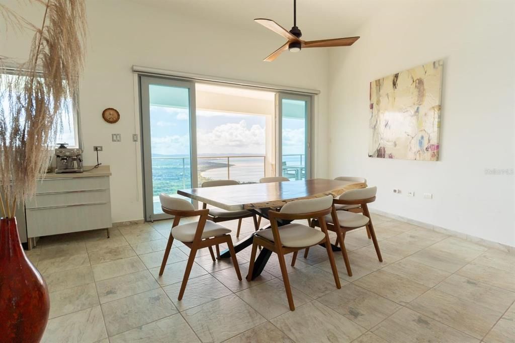 En Venta: $1,950,000 (5 camas, 3 baños, 2005 Pies cuadrados)