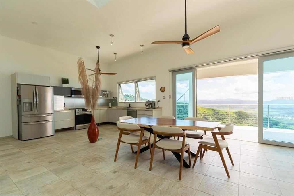 En Venta: $1,950,000 (5 camas, 3 baños, 2005 Pies cuadrados)