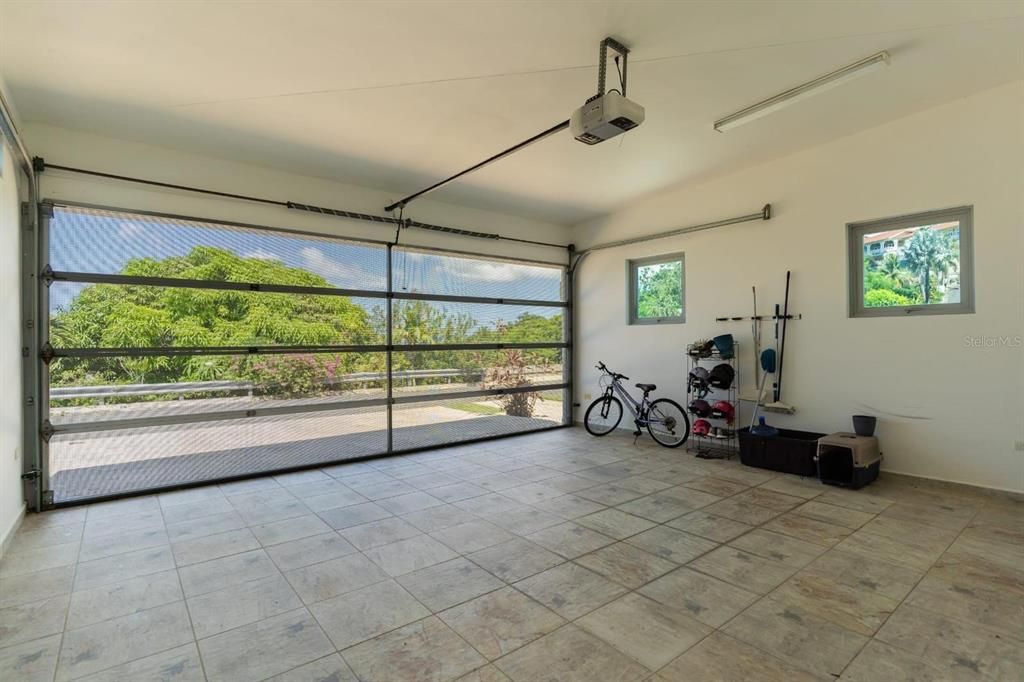 En Venta: $1,950,000 (5 camas, 3 baños, 2005 Pies cuadrados)