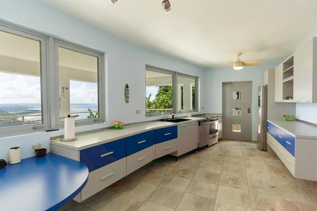 En Venta: $1,950,000 (5 camas, 3 baños, 2005 Pies cuadrados)