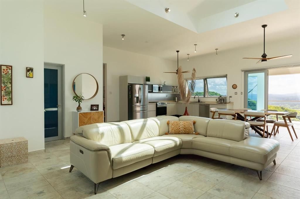 En Venta: $1,950,000 (5 camas, 3 baños, 2005 Pies cuadrados)