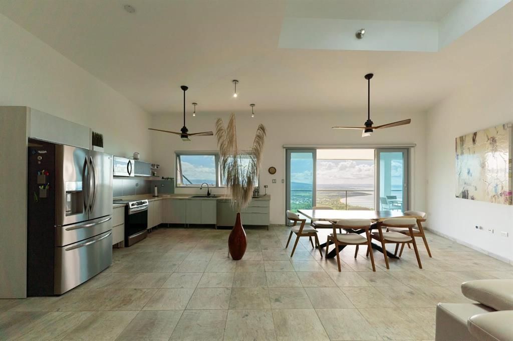 En Venta: $1,950,000 (5 camas, 3 baños, 2005 Pies cuadrados)