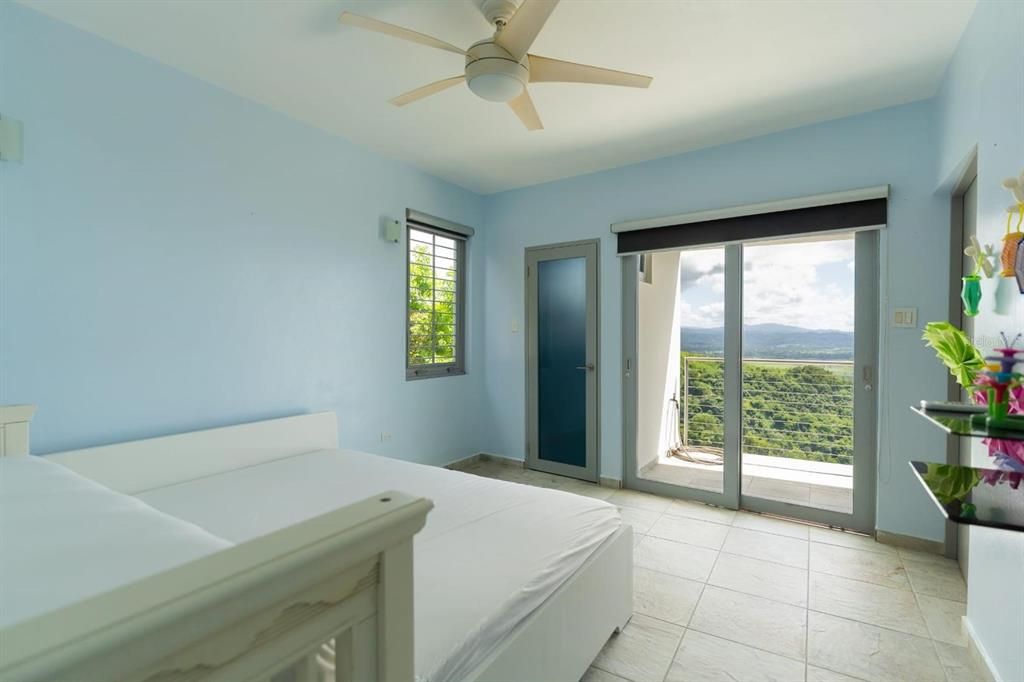 En Venta: $1,950,000 (5 camas, 3 baños, 2005 Pies cuadrados)