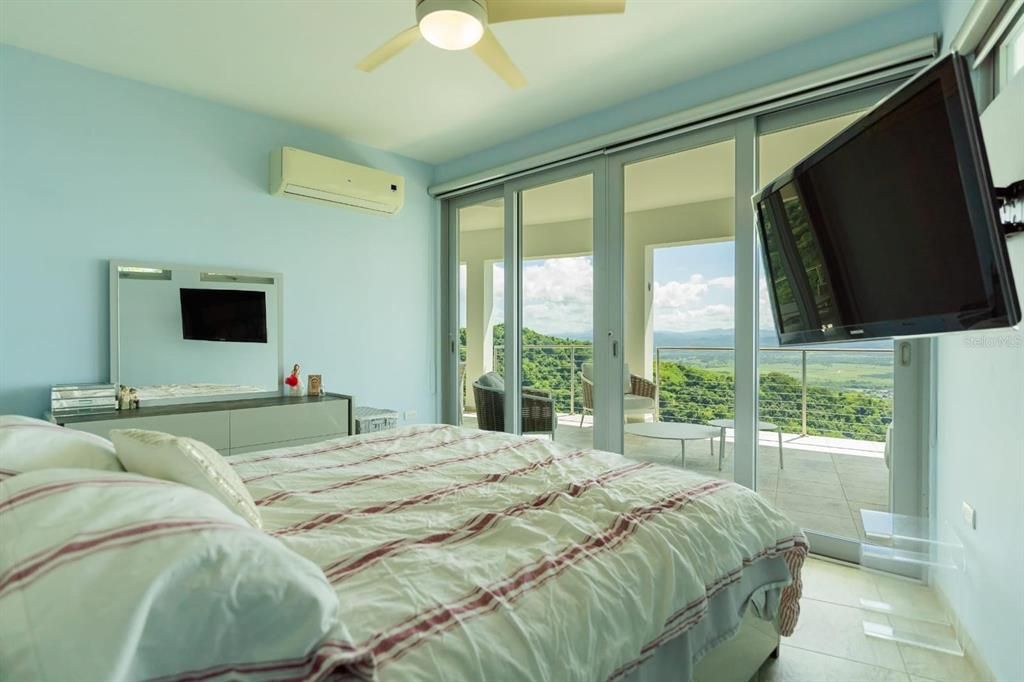 En Venta: $1,950,000 (5 camas, 3 baños, 2005 Pies cuadrados)