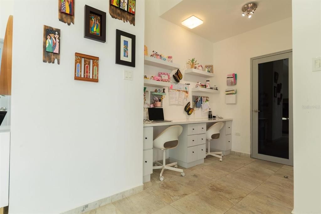 En Venta: $1,950,000 (5 camas, 3 baños, 2005 Pies cuadrados)