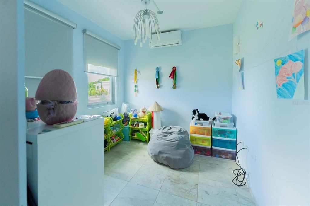 En Venta: $1,950,000 (5 camas, 3 baños, 2005 Pies cuadrados)