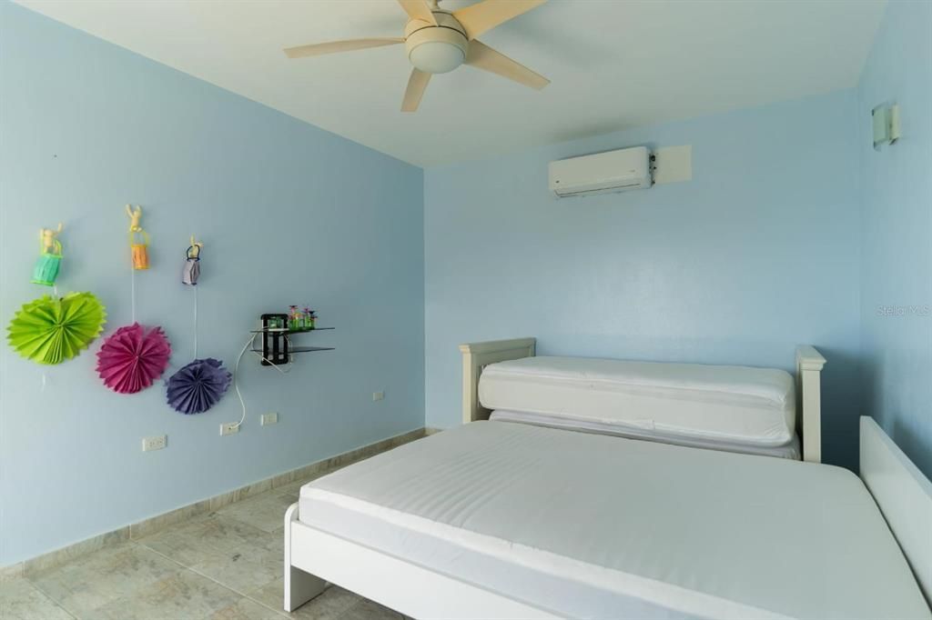 En Venta: $1,950,000 (5 camas, 3 baños, 2005 Pies cuadrados)