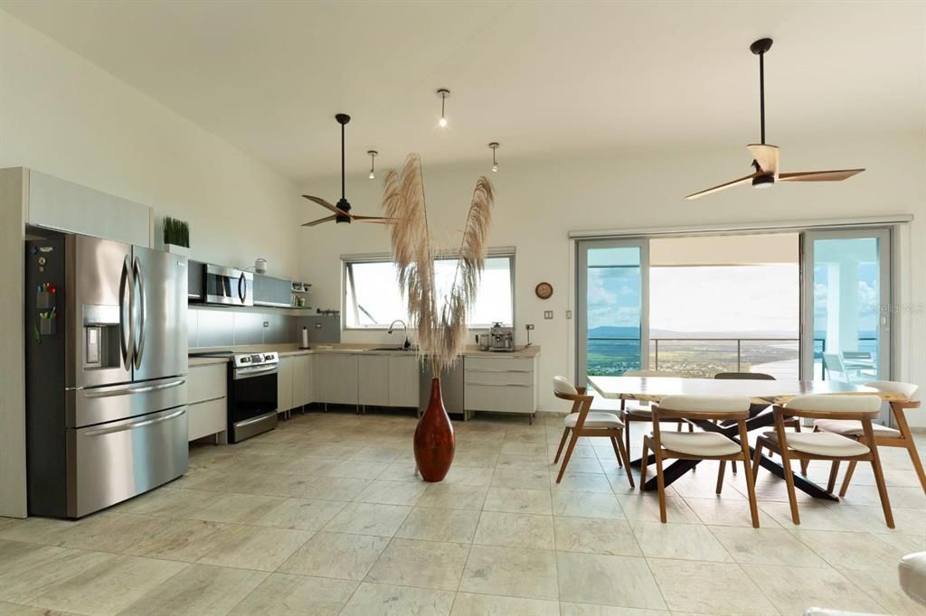 En Venta: $1,950,000 (5 camas, 3 baños, 2005 Pies cuadrados)