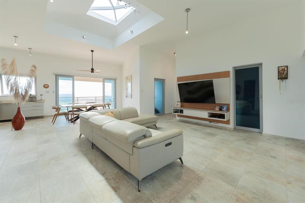 En Venta: $1,950,000 (5 camas, 3 baños, 2005 Pies cuadrados)