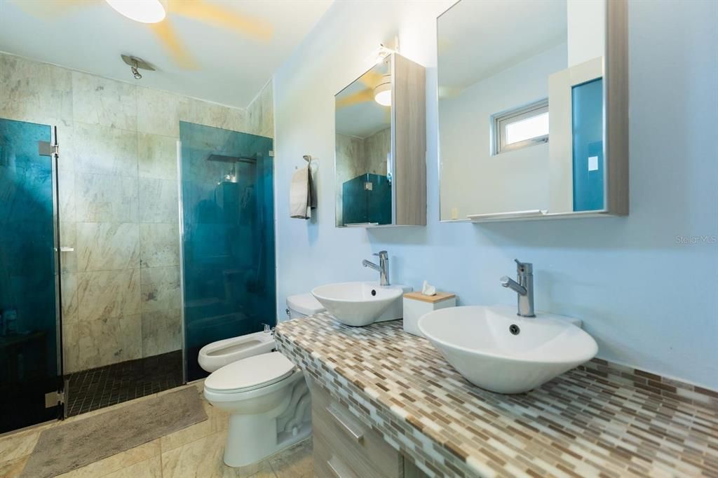 En Venta: $1,950,000 (5 camas, 3 baños, 2005 Pies cuadrados)