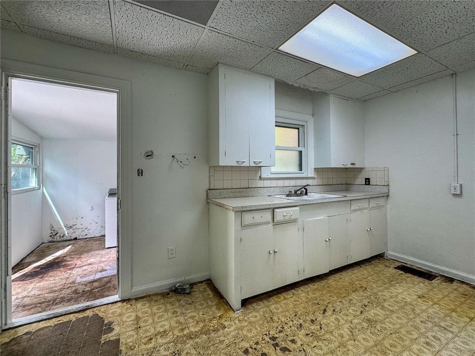 На продажу: $269,000 (2 спален, 1 ванн, 762 Квадратных фут)