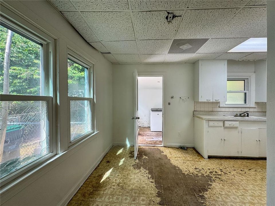 На продажу: $269,000 (2 спален, 1 ванн, 762 Квадратных фут)