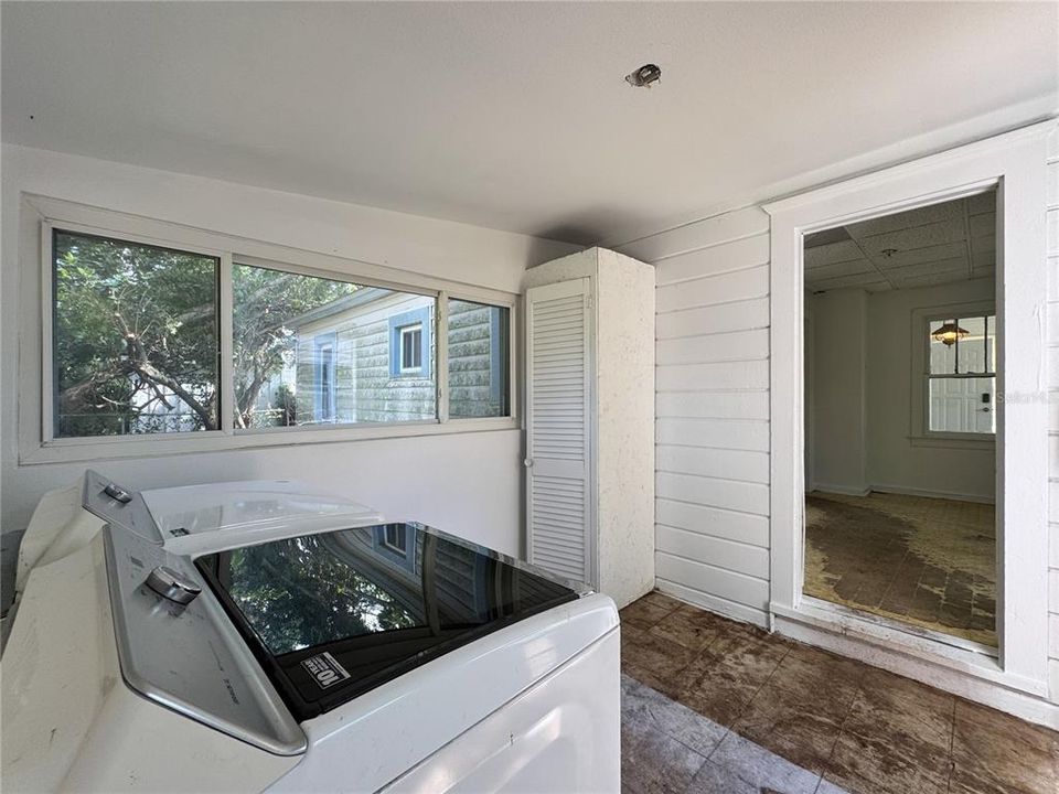 На продажу: $269,000 (2 спален, 1 ванн, 762 Квадратных фут)