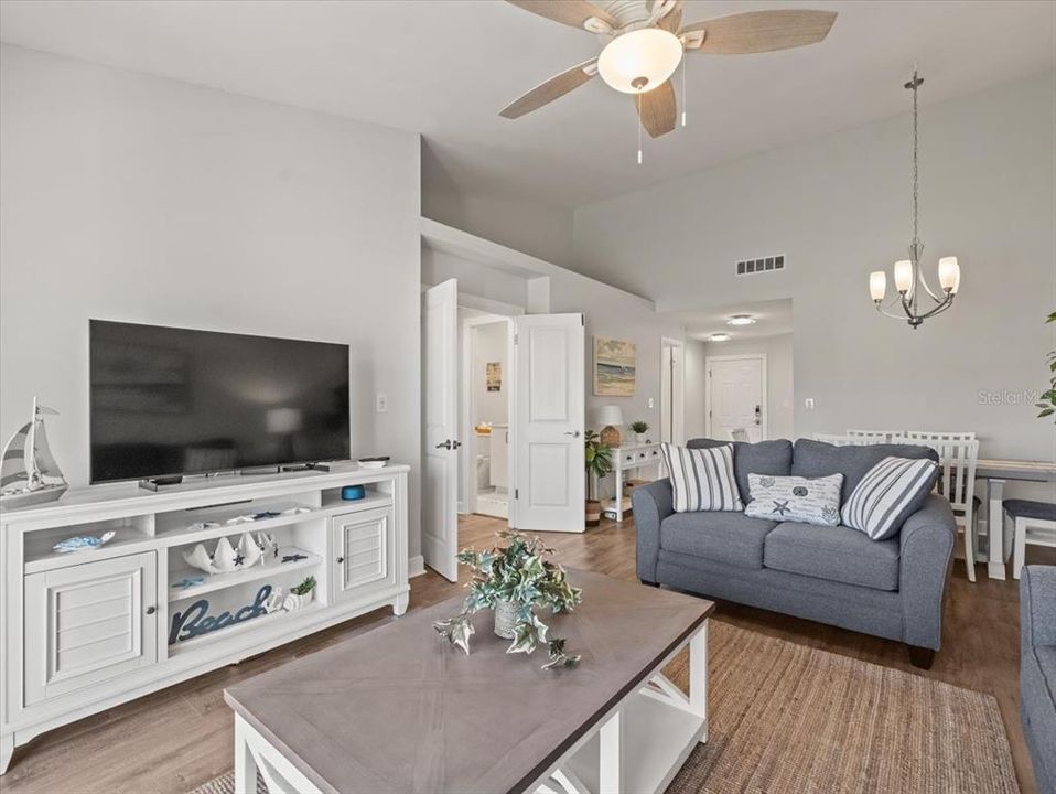 В аренду: $4,000 (2 спален, 2 ванн, 1070 Квадратных фут)