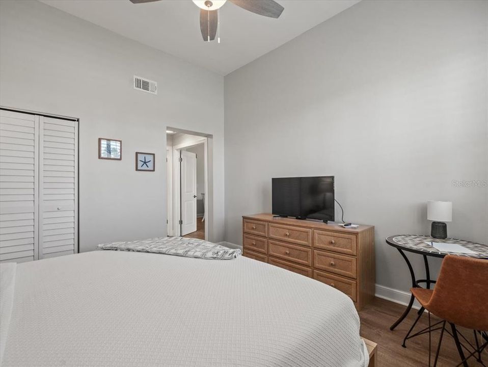 В аренду: $4,000 (2 спален, 2 ванн, 1070 Квадратных фут)