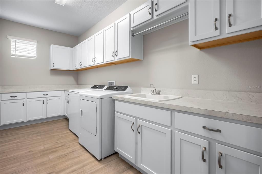 For Sale: $550,000 (3 beds, 3 baths, 2659 Square Feet)