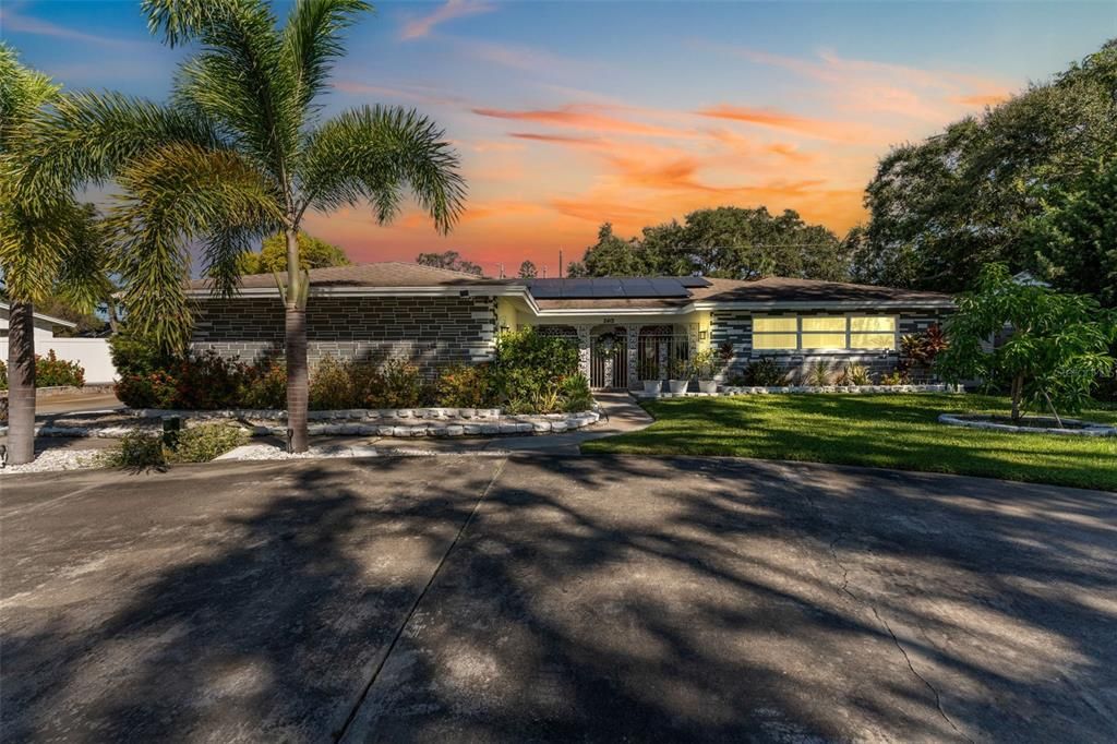 For Rent: $3,450 (3 beds, 2 baths, 2075 Square Feet)