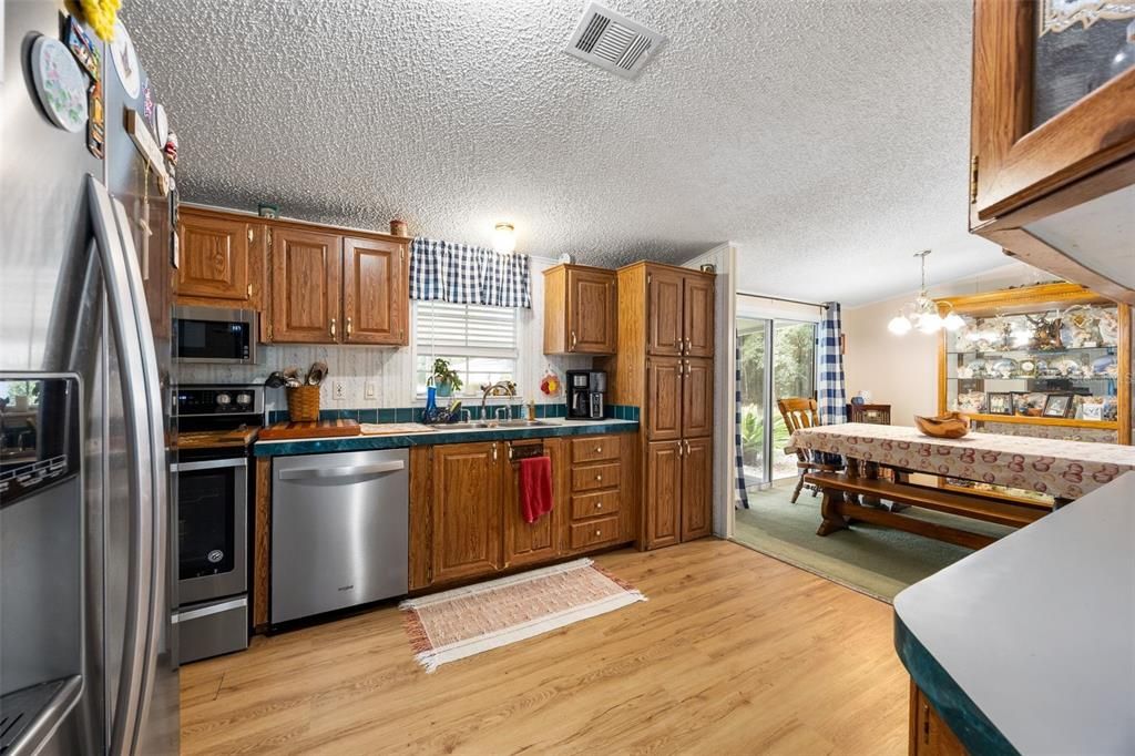 Active With Contract: $225,000 (3 beds, 2 baths, 1512 Square Feet)