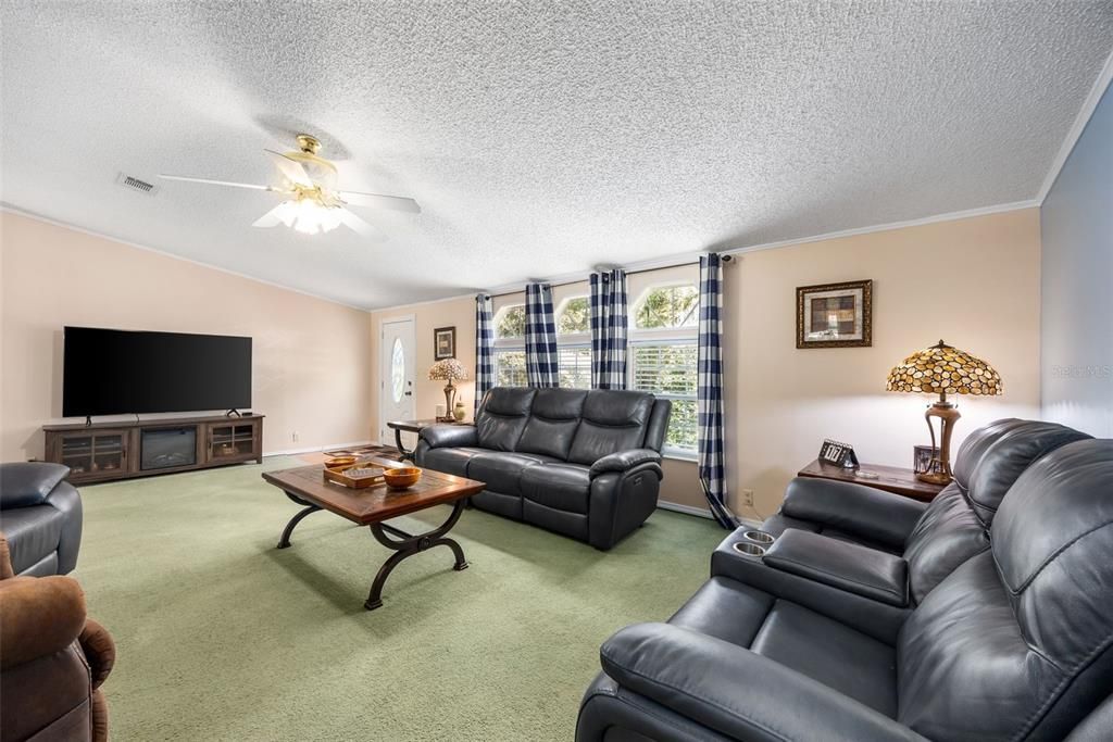 Active With Contract: $225,000 (3 beds, 2 baths, 1512 Square Feet)