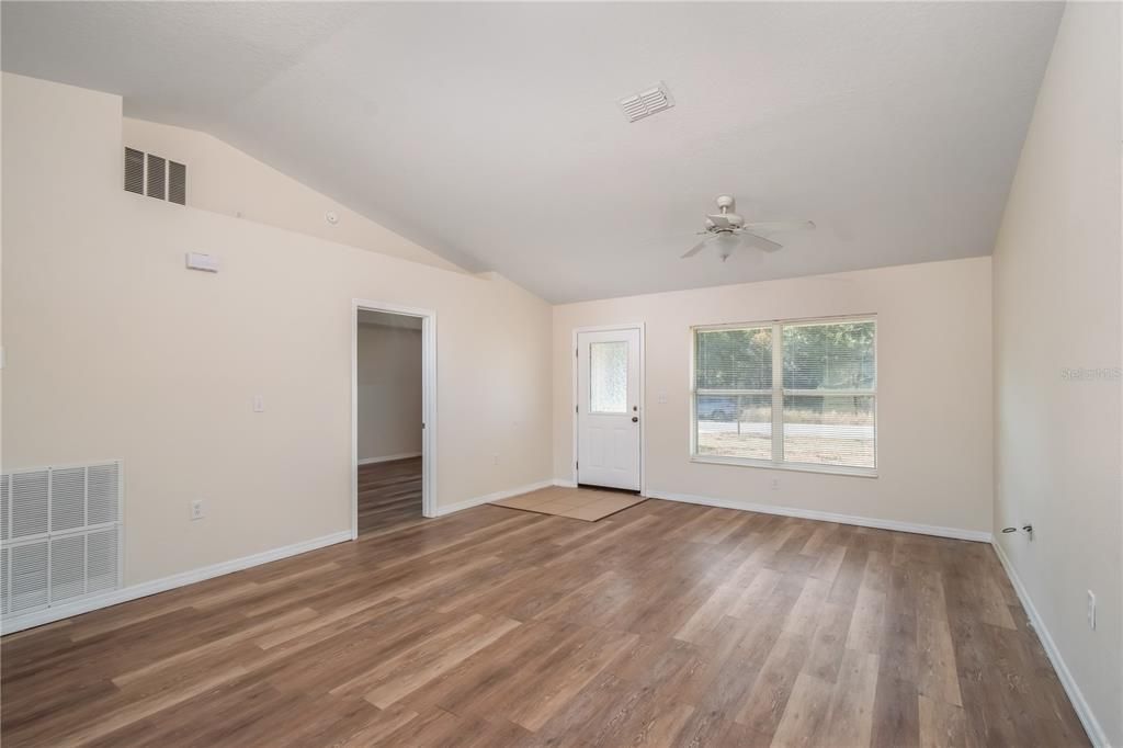 На продажу: $219,000 (3 спален, 2 ванн, 1411 Квадратных фут)