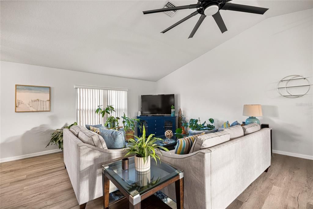 Active With Contract: $275,000 (3 beds, 2 baths, 1578 Square Feet)