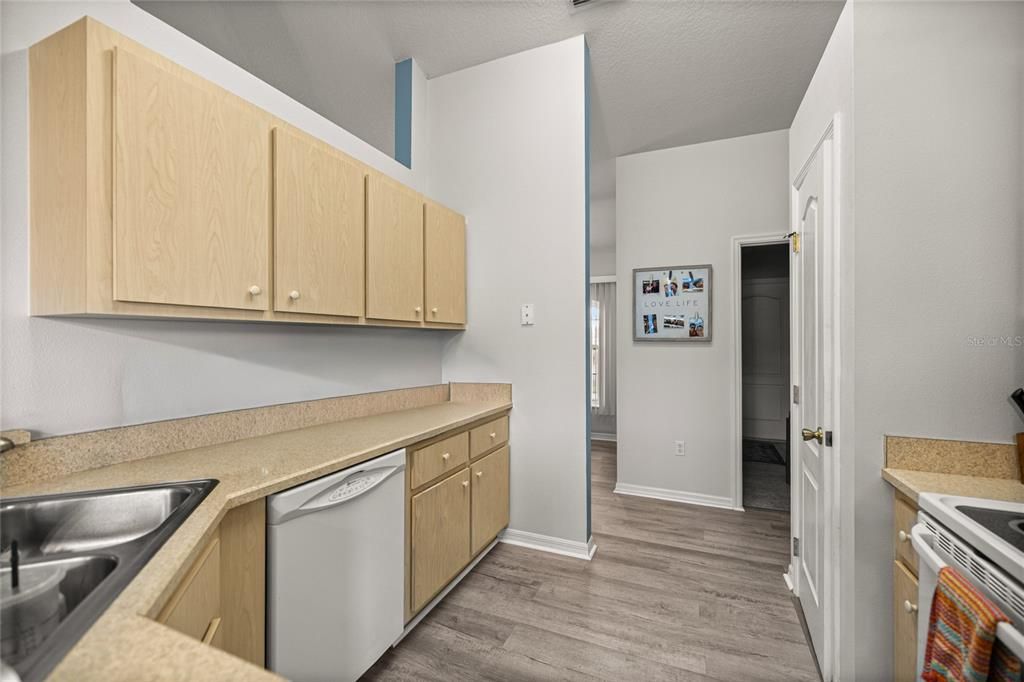 Active With Contract: $275,000 (3 beds, 2 baths, 1578 Square Feet)