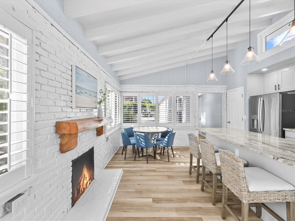 合同活跃: $1,450,000 (3 贝兹, 2 浴室, 1607 平方英尺)