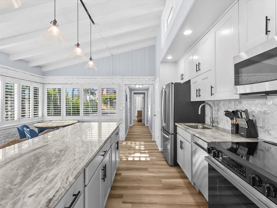 合同活跃: $1,450,000 (3 贝兹, 2 浴室, 1607 平方英尺)