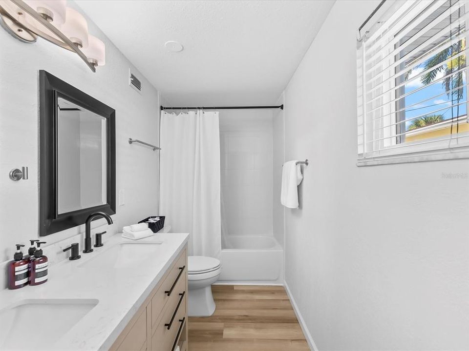 合同活跃: $1,450,000 (3 贝兹, 2 浴室, 1607 平方英尺)