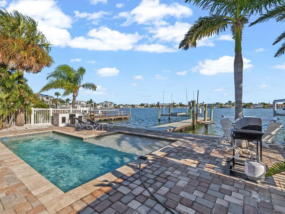 合同活跃: $1,450,000 (3 贝兹, 2 浴室, 1607 平方英尺)