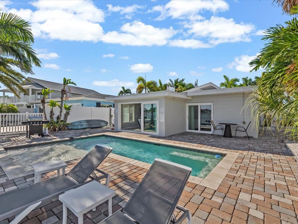 合同活跃: $1,450,000 (3 贝兹, 2 浴室, 1607 平方英尺)